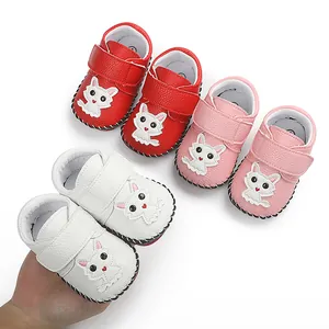 Detailansicht bunter Baby Lauflernschuhe mit süßen Cartoon Katzen Applikationen Textur