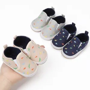 Detail van baby canvas instapschoenen met kleurrijke dinosauruspatronen en elastiek