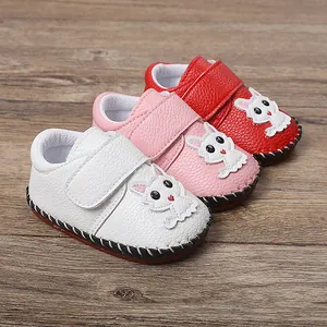Detailansicht der handgenähten Cartoon-Kaninchen-Lauflernschuhe in drei Farben.
