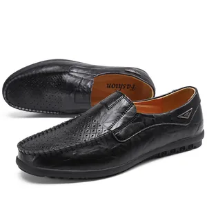 Mocassins en cuir noir respirant pour hommes avec design perforé et semelle durable