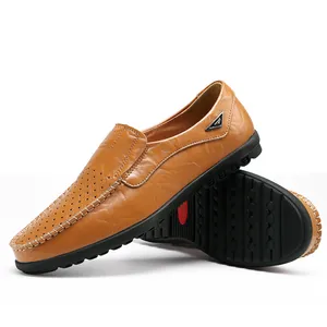 Mocassins élégants marron pour hommes, perforés et respirants avec semelle en caoutchouc