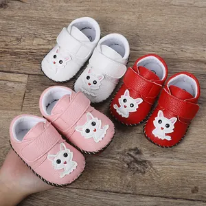 Detailansicht handgenähter Lauflernschuhe für Babys in den Farben Pink, Rot und Weiß