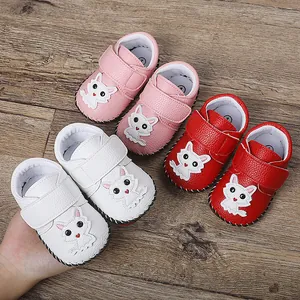Detail handgefertigter Lauflernschuhe mit rutschfester Gummisohle und Katzenapplikation