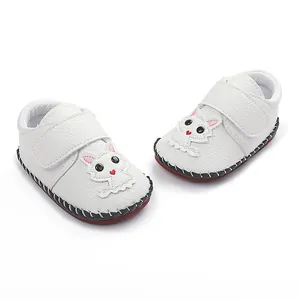 Detailansicht weißer Baby-Lauflernschuhe mit Cartoon-Katzen-Patch und Nahtsohle