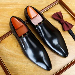 Classic black pointed-toe men's leather formal dress shoes for business meetings