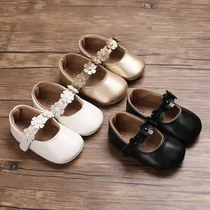 Kollektion von Baby-Lauflernschuhen in Gold, Weiß und Schwarz mit feinen Blumenriemen.