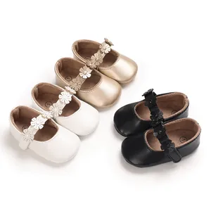Drei Paar Babyschuhe für Mädchen mit floralen Riemen in Gold, Weiß und Schwarz.