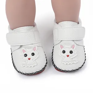 Detailansicht weißer Baby-Lauflernschuhe mit süßem Cartoon-Katzen-Design