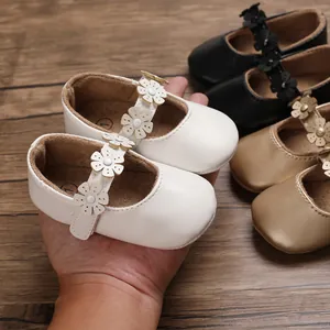 Detaillierte Ansicht weißer Babylernlaufschuhe mit Blumenriemen und weicher Sohle