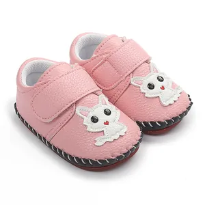 Detailansicht rosa Babyschuhe mit süßem weißem Kätzchen-Design und strukturiertem Leder.