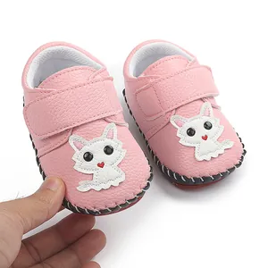 Nahaufnahme rosa Babyschuhe mit süßer Katze und handgenähter rutschfester Gummisohle
