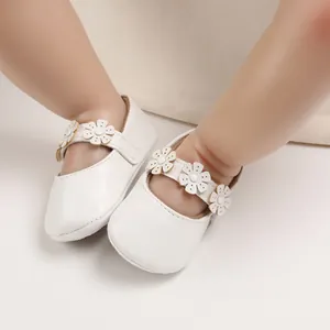 Nahaufnahme von weißen Baby-Prinzessin-Lauflernschuhen mit floralen Riemendetails