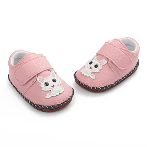 Detailansicht rosa Cartoon-Babylauflernschuhe mit rutschfester Gummisohle und Klettverschluss