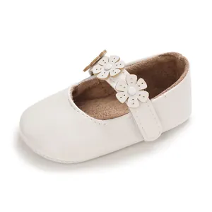Detailansicht eines weißen Baby-Lauflernschuhs mit elegantem Blumen-Riemen-Dekor.