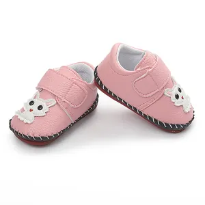 Detailansicht rosa Babyschuhe mit süßem Hasen-Applikation und handgenähten Sohlen