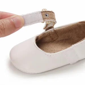Nahaufnahme des weißen, weichen Baby-Prinzessin-Schuhs mit praktischem Klettband.