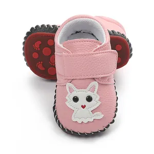 Vorderansicht der rosa Baby-Lauflernschuhe mit süßer Cartoon-Katze und Gummisohle