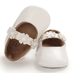 Weiße Baby Mary Jane Schuhe mit zarten Blumenverzierungen auf dem Riemen Detailansicht
