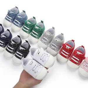 Détails de chaussures en toile pour bébé avec semelles en caoutchouc souples et variées.