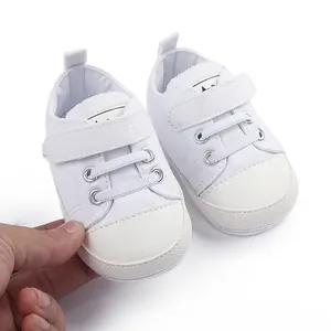 Vue détaillée de baskets en toile blanche pour bébés avec fermeture velcro pratique