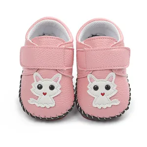 Detaillierte Vorderansicht rosa Baby-Lauflernschuhe mit süßer Cartoon-Katzen-Applikation