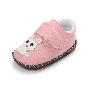 Rosa Baby-Lauflernschuh mit Hasen-Motiv und rutschfester Gummisohle im Detail