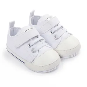 Baskets en toile blanche pour bébés avec scratch et semelle en caoutchouc, 0-1 an.
