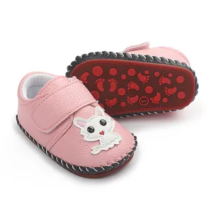 Detailansicht von rosa Babyschuhen mit weißem Katzen-Patch und rutschfester Sohle