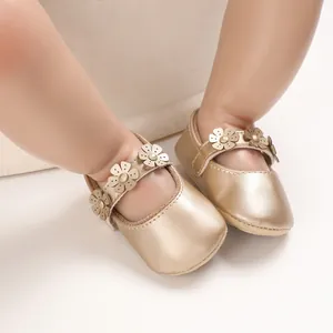Detailansicht der metallic champagnerfarbenen Baby-Prinzessin-Schuhe mit Blumenverzierung
