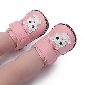 Detailansicht der rosa Cartoon-Baby-Lauflernschuhe mit weicher, rutschfester Gummisohle.