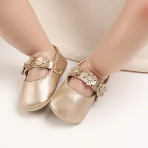 Detailansicht goldener Babyschuhe für Mädchen mit floralem Dekor und weicher Sohle