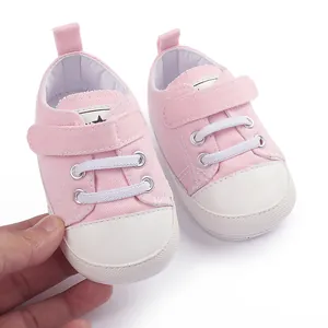 Vue détaillée des chaussures de marche en toile rose pour bébés de 0 à 1 an