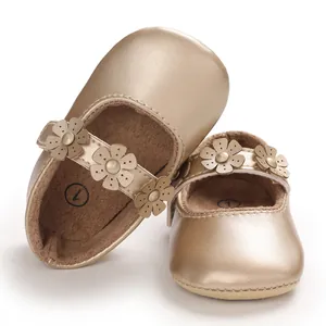 Detailansicht der goldenen Baby-Prinzessin-Lauflernschuhe mit Blumenriemen
