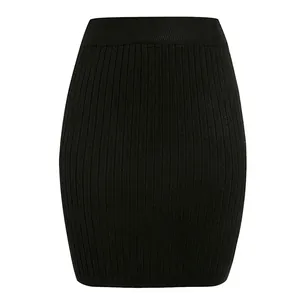 Detailansicht der schwarzen Rippstruktur dieses eleganten, gestrickten Bodycon-Minirocks