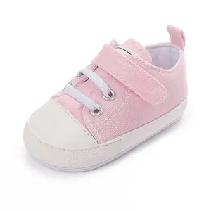 Vue détaillée d'une basket en toile rose pour bébé avec bande velcro et semelle