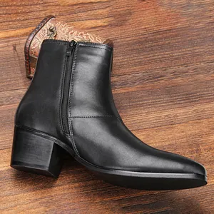 Detailansicht der schwarzen Herren-Lederstiefeletten mit hohem Absatz und Reißverschluss
