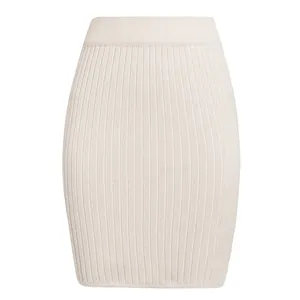 Detailansicht eines cremefarbenen Minirocks aus Rippstrick in Bodycon-Form