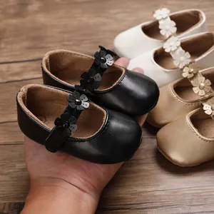 Detailansicht von Baby-Mary-Jane-Schuhen für Mädchen mit Blumenriemen in verschiedenen Farben.