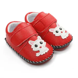 Nahaufnahme von roten Lauflernschuhen mit Katzen-Design und handgefertigter Naht