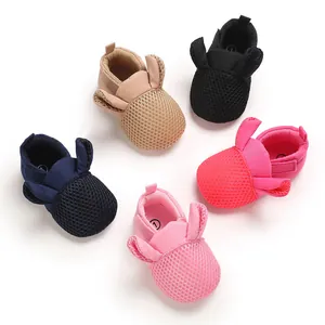 Vista dettagliata di scarpe primi passi per neonati in mesh traspirante multicolore