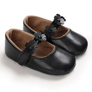 Detailansicht schwarzer Baby-Prinzessin-Lauflernschuhe mit Blumen und weichen Sohlen