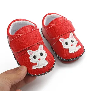 Detailansicht roter Baby-Lauflernschuhe mit süßer weißer Cartoon-Katzen-Stickerei