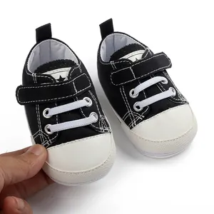 Détail des chaussures de marche en toile noire pour bébé avec semelle en caoutchouc, 0-1 an