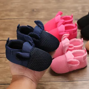Dettaglio di scarpine neonato in mesh traspirante con graziose orecchie