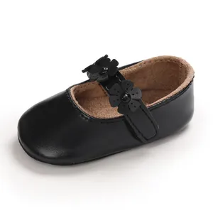 Detailansicht eleganter schwarzer Baby-Mary-Janes mit zarten Blumenverzierungen am Riemen
