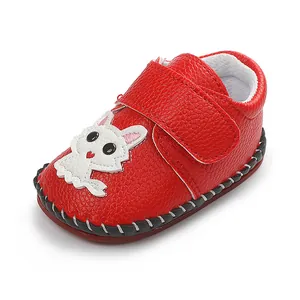 Detailansicht roter Baby-Lauflernschuh mit süßem Hasenmotiv und Klettverschluss