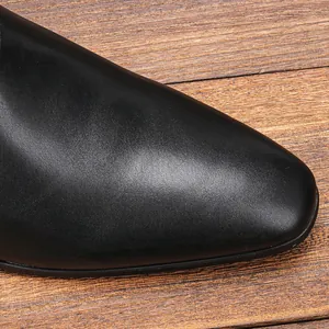 Detailansicht eines hochwertigen Chelsea-Boots aus schwarzem Leder mit glatter Textur