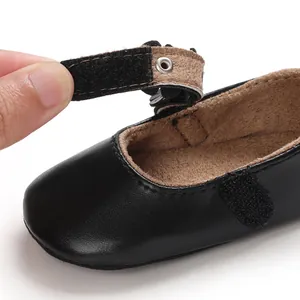 Detailansicht des verstellbaren Klettverschlusses an schwarzen Baby-Lauflernschuhen
