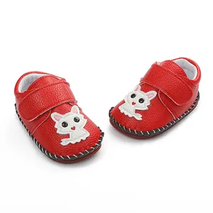 Süße rote Baby-Lauflernschuhe mit Katzen-Patch und einem sicheren Klettverschluss