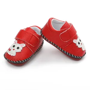 Rote Baby-Lauflernschuhe mit Cartoon-Hasen-Patch und handgenähten Gummisohlen für Kleinkinder